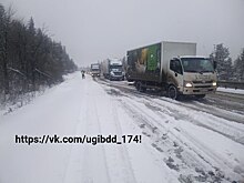 Апрельский снегопад заблокировал трассу на Урале