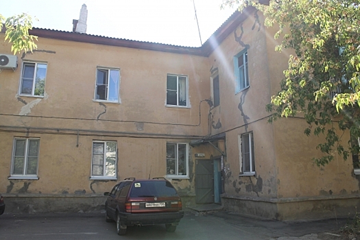 Жители малоэтажки в Волжском: «Наш дом рушится прямо на глазах...»