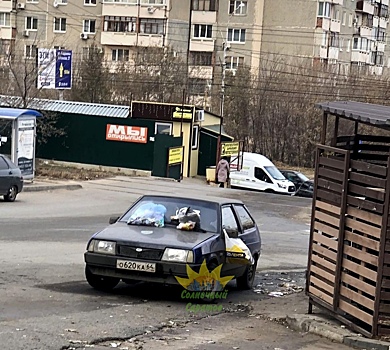 В поселке Солнечный автохама наказали за неправильную парковку