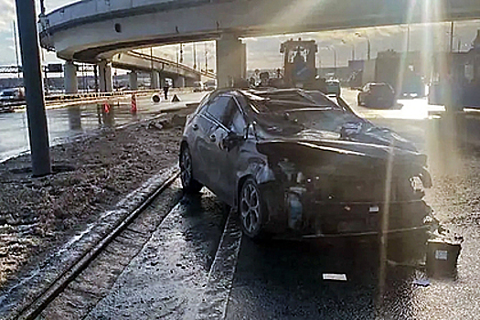 Бетонная плита с эстакады рухнула на машину в Москве