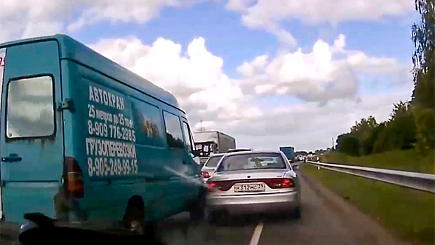 Минус обочечник: фургон наказал наглого автохама