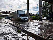 В Екатеринбурге улицу затопило горячей водой