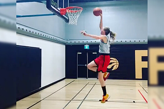 14-летняя канадская баскетболистка с лёгкостью забивает данки