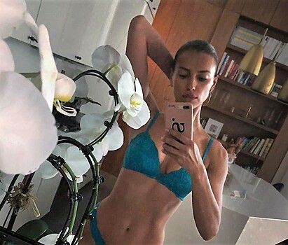 «Чтобы понял, кого потерял»: после расставания с Брэдли Купером модель Ирина Шейк все чаще публикует фото в бикини
