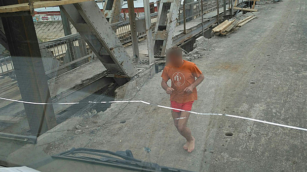 В Тюмени оранжевый бегун застал врасплох рабочих на мосту