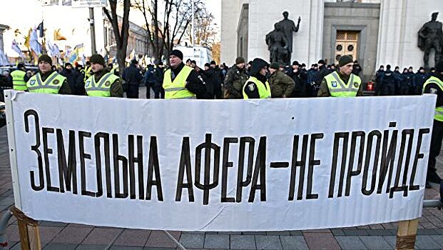 В Киеве митингующие против земельной реформы перекрыли Крещатик