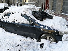 На севере Москвы работники ЖКХ разбили машину, скинув на неё глыбу льда