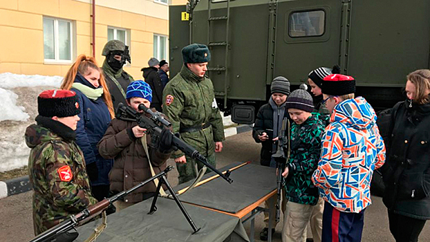 «В армию на денек»: в городах России прошла патриотическая акция для школьников