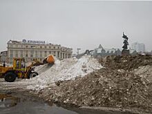 В центре Владивостока выросли снежные пирамиды в два человеческих роста