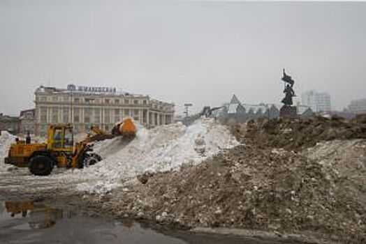 В центре Владивостока выросли снежные пирамиды в два человеческих роста