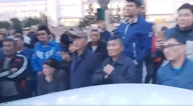 В столице Бурятии собралась стихийная акция протеста. Требуют перевыбрать мэра