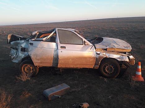 На трассе под Астраханью перевернулась «Лада»