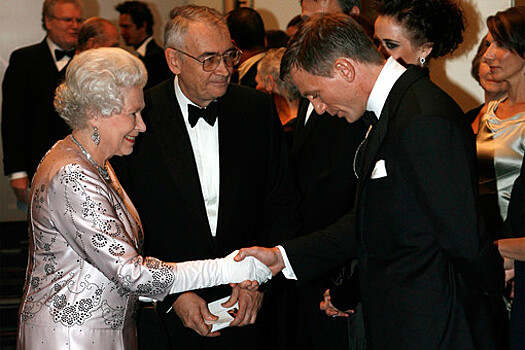 Исполнитель роли "Бонда" Крэйг рассказал, как его "прищучила" королева Елизавета