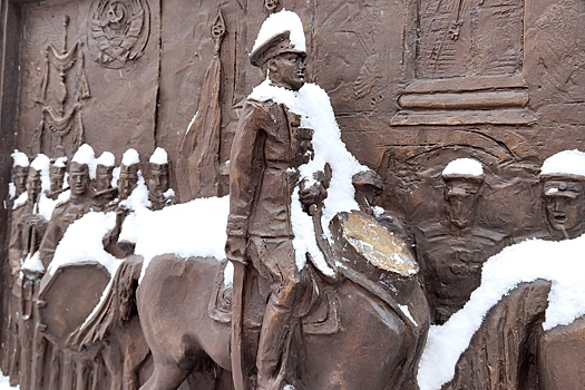 Неизвестный спилил голову коня на горельефе "Парад Победы" у Красной площади