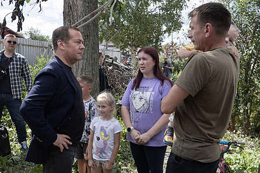 Зампред Совбеза Медведев прибыл в пострадавший от тайфуна Южно-Сахалинск