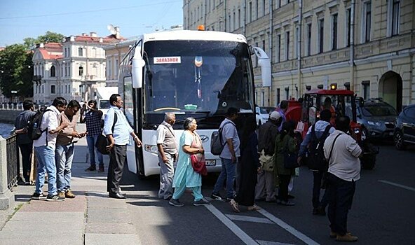 Водители стали использовать велодорожку на Фонтанке для парковки