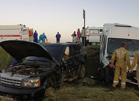 В Краснодарском крае в ДТП с вахтовым автобусом пострадали 8 человек