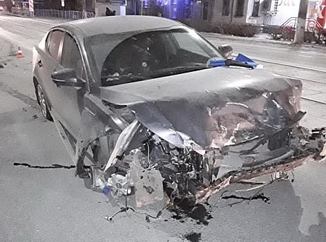В Новотроицке водитель «Киа» врезался в припаркованные автомобили