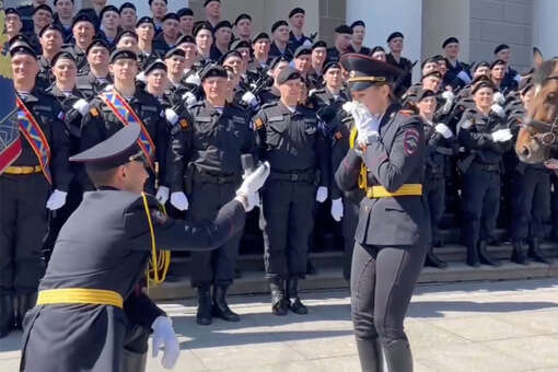 В Петербурге кавалерист сделал предложение коллеге на День Победы