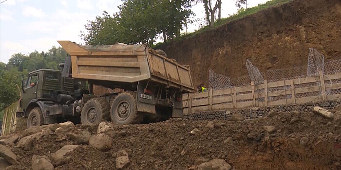 Дорожные службы в Аджарии расчищают завалы на дорогах после оползней