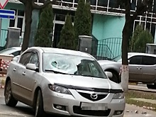 В Подмосковье рабочие сбросили кирпичи на «Мазду»