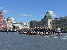 Выпускники университета МВД устроили марафон помолвок на Красной площади