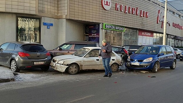 Водитель со стажем в 20 дней устроил массовое ДТП в Тюмени