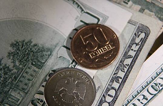 Банки продолжают вводить комиссии за внесение наличных долларов и евро