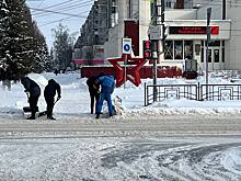 В Курске чиновники, общественники и сотрудники разных организаций вышли на расчистку снега