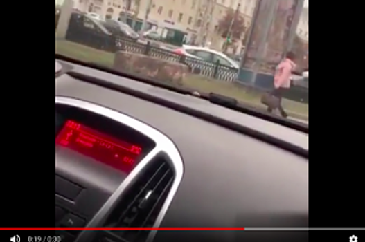 В Воронеже полицейские ищут водителя, ездившего по тротуару на Кольцовской