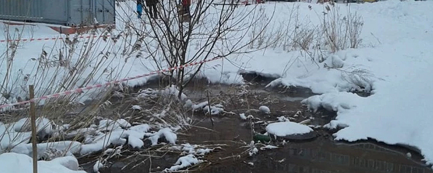 В Ленинском районе Новосибирска во дворе многоэтажек разлилась лужа из фекалий