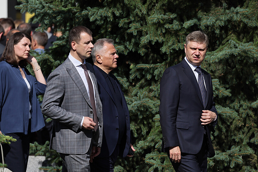 Генеральный директор - председатель правления ОАО «РЖД» Олег Белозеров (справа) во время прощания с бывшим министром транспорта Романом Старовойтом в ЦКБ, Москва, 10 июля 2025 года