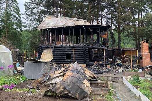 Женщина и трое детей погибли при пожаре в жилом доме в Свердловской области