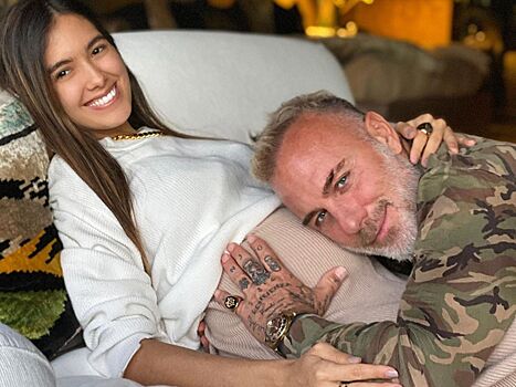 «Танцующий миллионер» сделал предложение беременной подруге накануне своего 53-летия