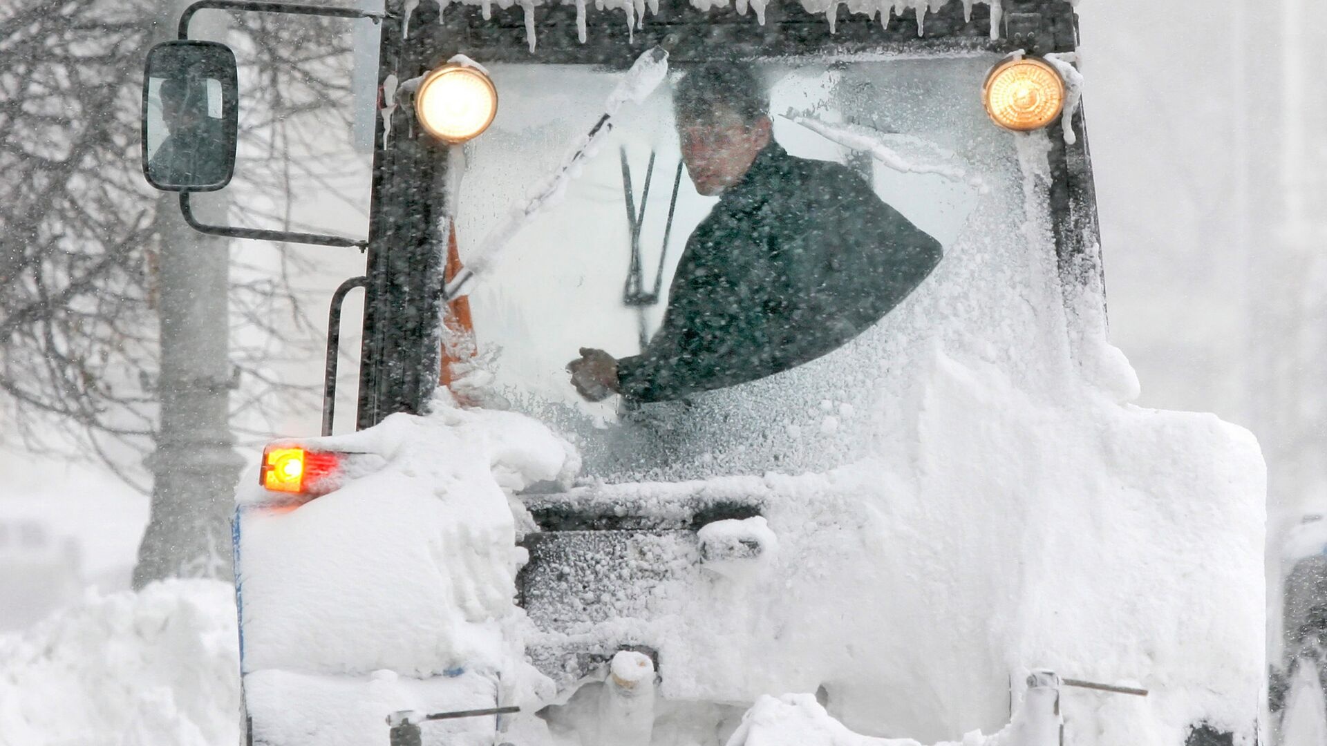 Роскосмос опубликовал фото циклона над Москвой из космоса