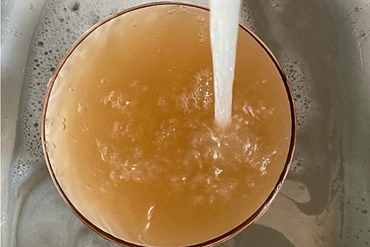 Фото: В Вольске из-под кранов полился "лимонад"