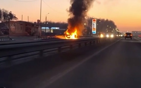 Автомобиль загорелся на Московском шоссе