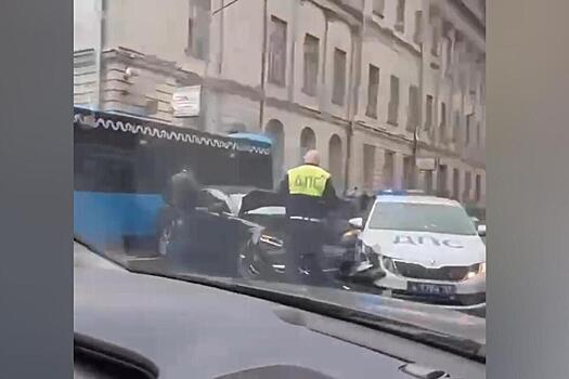 Выяснились подробности ДТП с вип-автомобилем на Воздвиженке: обслуживал Госдуму