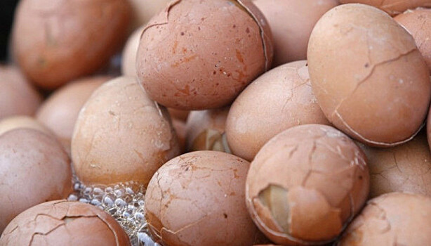 Китайский деликатес — яйца, сваренные в моче девственников