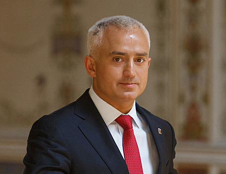 Иномарка и 10 млн рублей. Петербургского депутата обвинили в попытке заработать на откатах