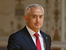 Иномарка и 10 млн рублей. Петербургского депутата обвинили в попытке заработать на откатах