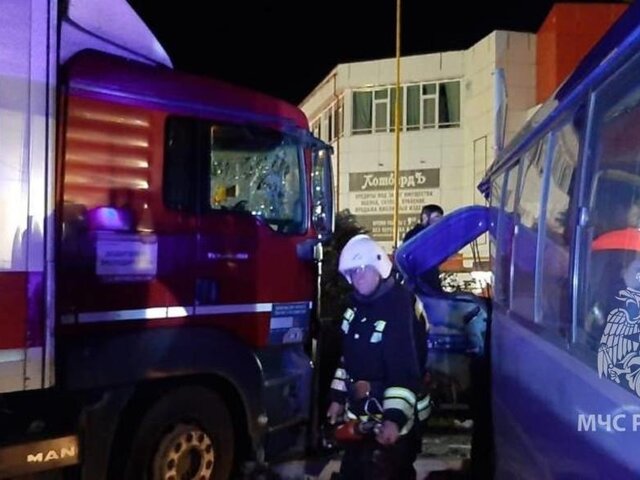 Грузовик и микроавтобус столкнулись на трассе в Сочи