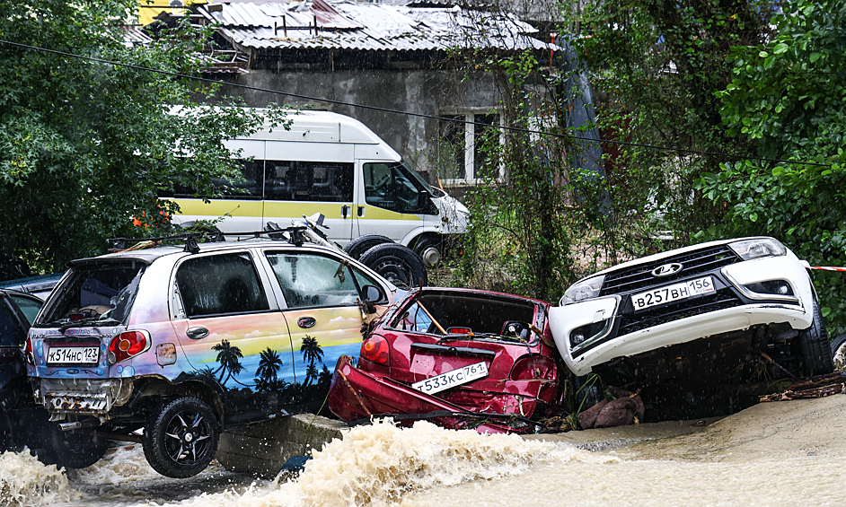 Автомобили, пострадавшие в результате подтопления из-за дождя, на улице Ручей Видный в микрорайоне Хоста