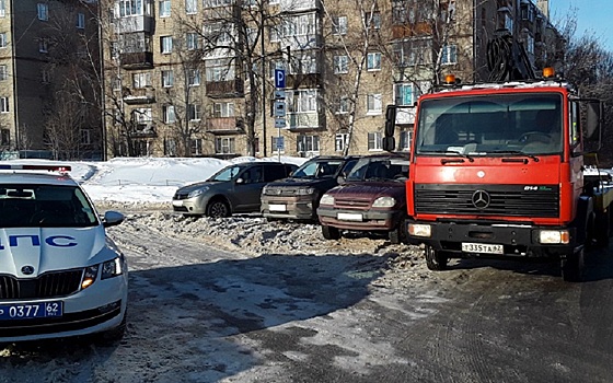 С Рязанских улиц эвакуировали 13 мешающих уборке снега автомобилей