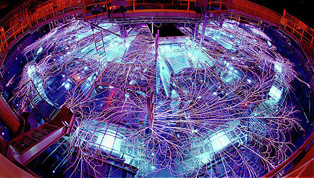 Физики из РФ выяснили, как можно превратить свет в антиматерию