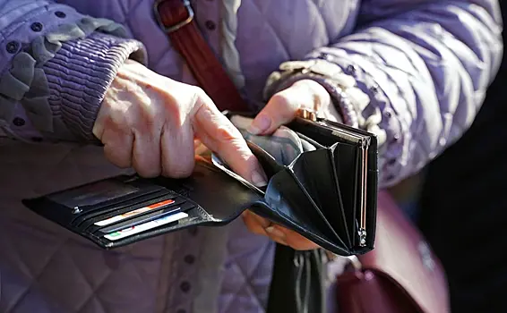 Хранить деньги «на счету́» или «на счете»: как правильно?