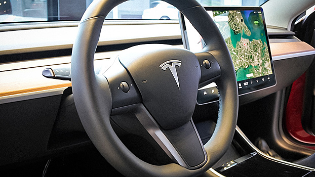 Водитель Tesla решил отрегулировать «дворники» и лишился прав