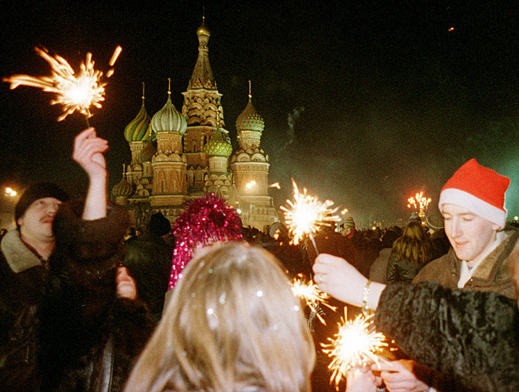 Россияне обходились без огромного количества пиротехники - взрывали хлопушки, жгли бенгальские огни и ждали бой курантов, чтобы загадать желание. Новогодние фотографии из 90-х в галерее «Рамблера». 