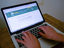 Медик рассказал об опасности работать за ноутбуком лежа