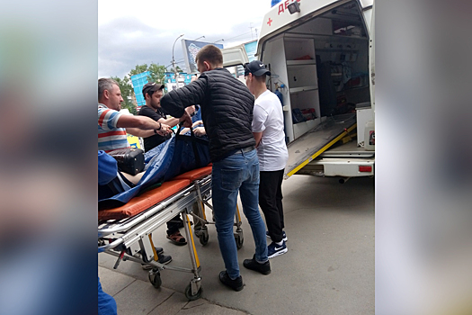 Врачи скорой вынесли со станции метро пожилую сибирячку